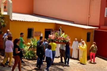Un vecino echa un cable para la misa en Tecén (Foto Francisco J. Santana)